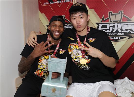 5月1日，广东队球员威姆斯（左）在更衣室里与队友张皓嘉合影。新华社记者孟永民摄